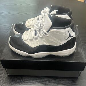 Air Jordan 11 Retro Concord White/Black Men’s size 9, Women 10.5
